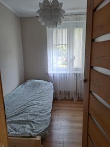 1 dormitorio con cama y ventana en Apartament Megi Malbork, en Malbork