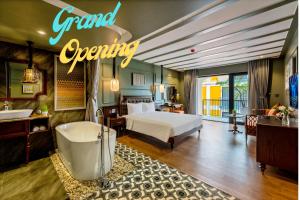 - une chambre d'hôtel avec un lit et une baignoire dans l'établissement Son Hoi An Boutique Hotel & Spa, à Hội An
