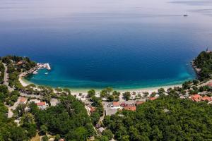 una vista aerea su una spiaggia e sull'oceano di Holiday Resort Medveja a Medveja