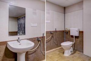 2 fotos de un baño con aseo y lavabo en Collection O Sabharwal Inn, en Bangalore