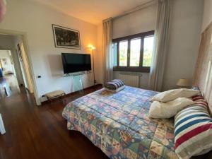a bedroom with a bed and a flat screen tv at Casa Ila in Florence