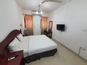 Ένα ή περισσότερα κρεβάτια σε δωμάτιο στο Al Reef Hotel Suits