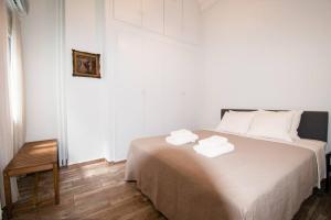 מיטה או מיטות בחדר ב-Chic Kastella Apt by Mikrolimano