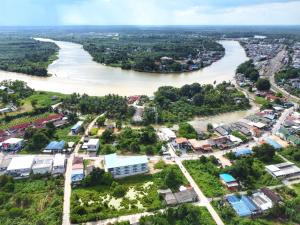 z góry widok na miasto nad rzeką w obiekcie Gasira Green w mieście Ban Tha Kham