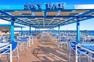 una fila di tavoli e sedie sulla spiaggia di Pickalbatros Palace Sharm - "Aqua Park" a Sharm El Sheikh