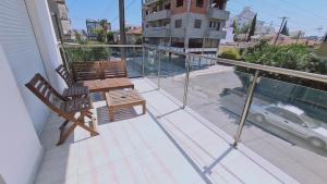 een balkon met 2 stoelen en uitzicht op een straat bij STAY W Apartment in Limassol