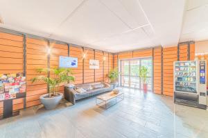 里昂Residence Montempo Lyon Cite Internationale的带沙发和桌子的客厅