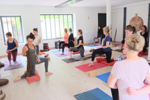 un grupo de personas en una clase de yoga en LES CHARMES en Jugy