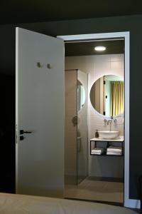 a bathroom with a sink and a mirror at Wapen van Hengelo Residence Suites - digital key by email in Hengelo