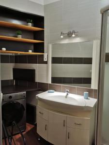 a bathroom with a sink and a mirror at Le Glacis in Collioure