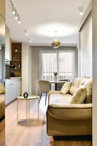 クルジュ・ナポカにあるUrban Glam Central Apartmentsのリビングルーム(ソファ、テーブル付)
