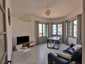 sala de estar con sofá y mesa en Le Glacis, en Collioure