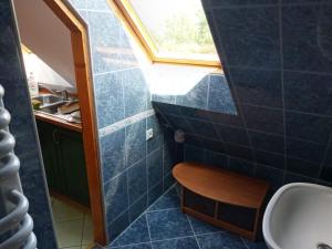 a small bathroom with a sink and a window at Apartament u Oli in Karpacz