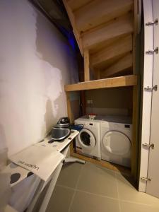 een keuken met een fornuis en een wasmachine bij Loft in Antwerpen