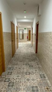 un pasillo vacío con suelo de baldosa en un edificio en Apartamentos La Ruta en Calpe