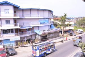 um autocarro a descer uma rua em frente a um edifício em SEA SUN PARADISE em Port Blair