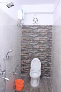 uma casa de banho com um WC e um chuveiro em SEA SUN PARADISE em Port Blair