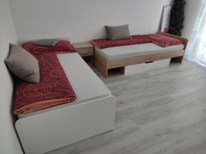 uma sala de estar com uma cama e um sofá em APARTMÁN ČAMBOR - na skok do prírody a mesta em Stupava