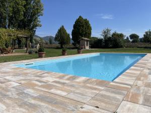 einen Pool im Garten mit Terrasse in der Unterkunft Splendida Dimora del 1600' in Gubbio