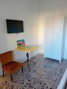 a room with a desk and a chair and a tv at Domu Marietta in Pula