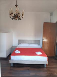 een slaapkamer met een bed met een rode deken bij Casa d'Alunzio - Plesso Via Rebiba in San Marco dʼAlunzio