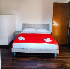 een slaapkamer met een bed met een rode deken erop bij Casa d'Alunzio - Plesso Via Rebiba in San Marco dʼAlunzio