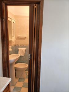 een badkamer met een toilet en een wastafel bij Casa d'Alunzio - Plesso Via Rebiba in San Marco dʼAlunzio