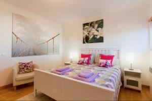 - une chambre dotée d'un lit avec des oreillers roses dans l'établissement Rosa Villa, à Óbidos