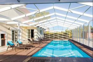 une piscine intérieure avec un plafond en verre dans l'établissement Rosa Villa, à Óbidos