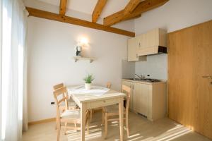 cocina con mesa y sillas en una habitación en Villa Da Remo, en Tenna 