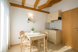 een keuken met een tafel en stoelen in een kamer bij Villa Da Remo in Tenna 
