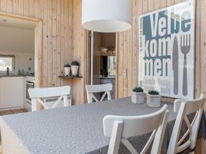 バイアス・スタンにある8 person holiday home in Vejers Strandのキッチン、ダイニングルーム(テーブル、椅子付)