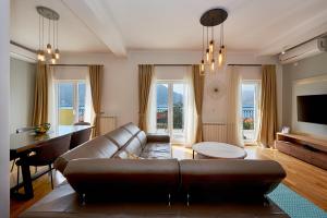 sala de estar con sofá y mesa en 2montenegro MIMOZA Apartments en Dobrota