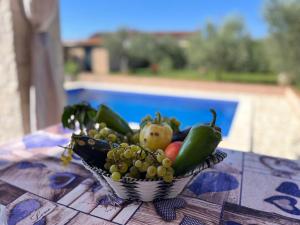 miskę owoców i warzyw na stole w obiekcie Villa Mirela with a comfortable garden and pool w mieście Grandići