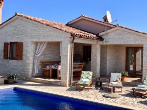 ein Haus mit Pool davor in der Unterkunft Villa Mirela with a comfortable garden and pool in Grandići