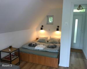 Un dormitorio con una cama con dos perros. en Quiet, green, relaxing place- 3 bedroom villa, en Balatonfüred