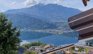 uitzicht op een meer met een berg op de achtergrond bij Villa Da Remo in Tenna 