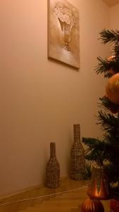 クルジュ・ナポカにあるCamera tip economic Mozartの壁の横に座る三本の花瓶