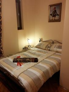 un grande letto in una camera con di Camera tip economic Mozart a Cluj-Napoca