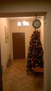 a christmas tree in a living room with a clock at Camera tip economic Mozart in Cluj-Napoca