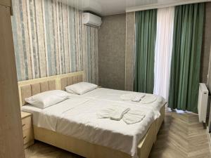 1 dormitorio con 1 cama con toallas en villa with beautiful view 3 en Tiflis