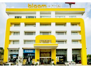 un hôtel avec un bâtiment jaune et blanc dans l'établissement Bloom Hotel - Jammu, à Jammu