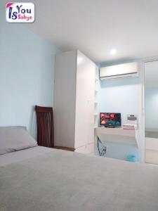 1 dormitorio con cama, escritorio y ventana en IsYou Sabye ห้องพักรายวัน รามคำแหง, en Ban Zong Katiam