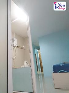 Habitación con baño con ducha y aseo. en IsYou Sabye ห้องพักรายวัน รามคำแหง, en Ban Zong Katiam