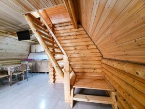 - un escalier en bois dans une chambre avec une table dans l'établissement K&M Cottage, à Bordjomi