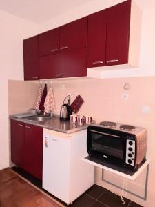 Кухня или мини-кухня в Urban Retreat Apartment
