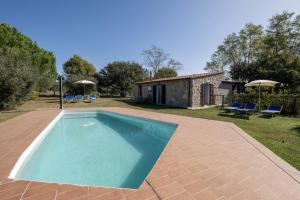 皮蒂利亞諾的住宿－Sasso Bianco，房屋前的游泳池