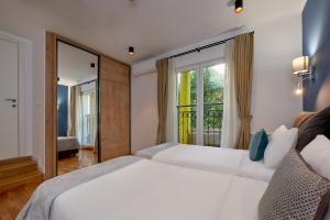 Giường trong phòng chung tại 2montenegro MIMOZA Apartments