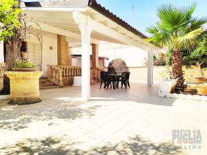 - une terrasse couverte dans l'établissement Villa Miranda con ampio giardino, à Marina di Mancaversa