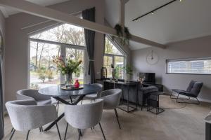 a dining room with a table and chairs at Vakantiepark Latour in Oirschot